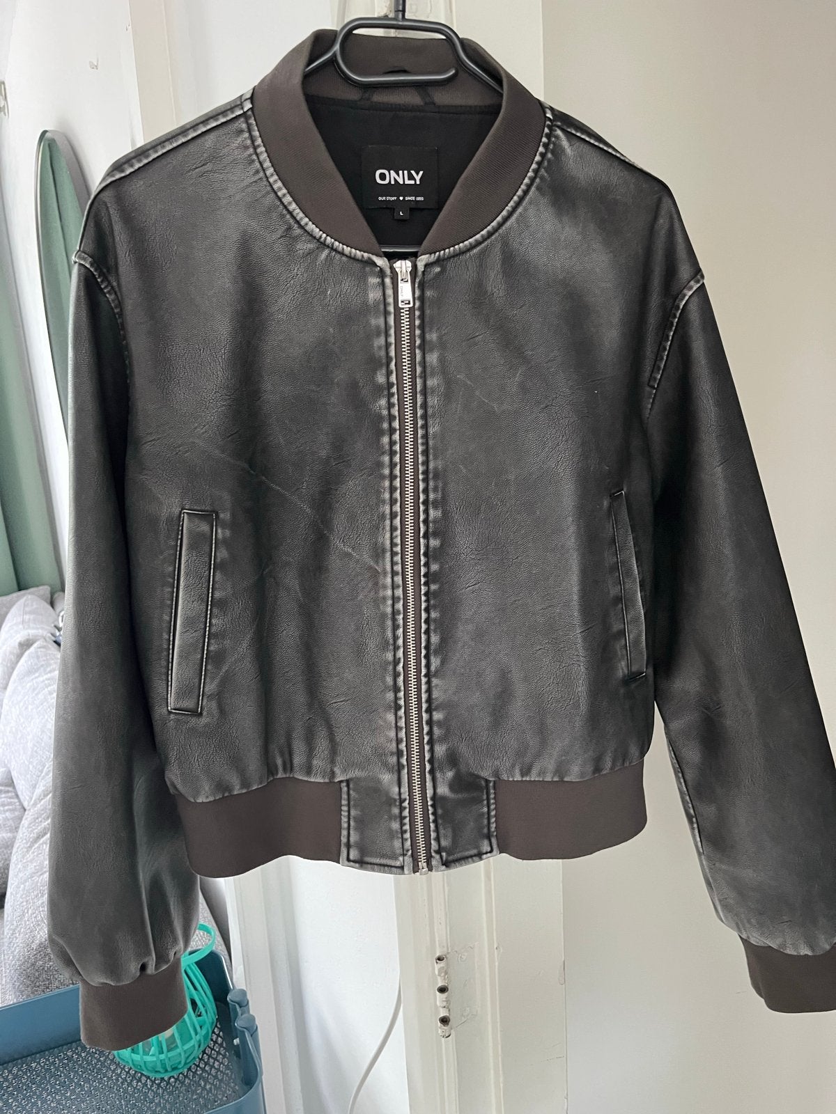 ONLY Holly faux leather bomberjacket maat L, Verzenden, Nieuw, Maat 42/44 (L), Grijs