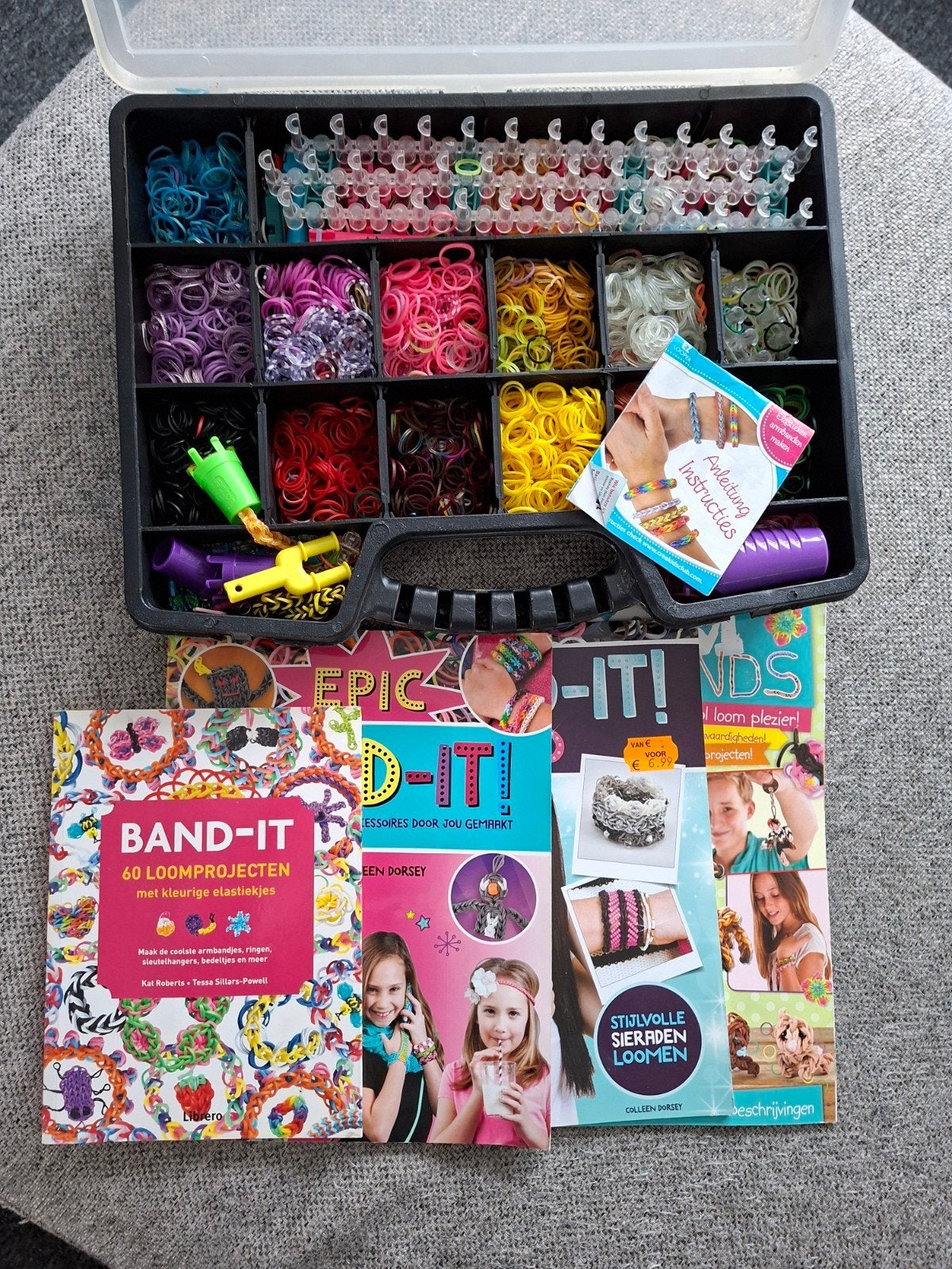 Loom Armbandjes Set: Boeken, Elastiekjes & Accessoires, Gebruikt, Meerkleurig, Ophalen of Verzenden, Educatief