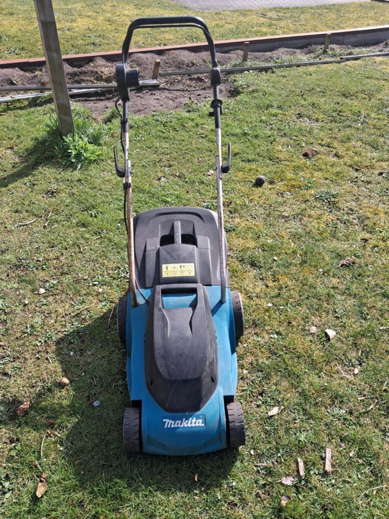 Makita grasmaaier op 230 volt, Tuin en Terras, Grasmaaiers, Ophalen, Cirkelmaaier, Elektrische grasmaaier, Zo goed als nieuw