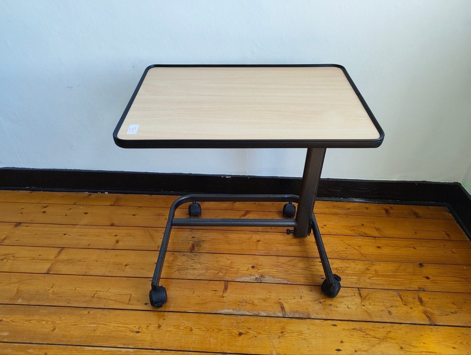 Verstelbare bijzettafel op wieltjes, Gebruikt, Metaal of Aluminium, 60 cm of meer, Rechthoekig
