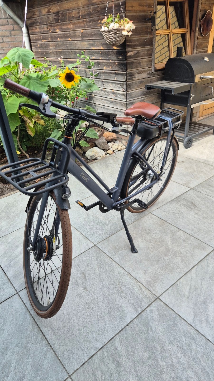 QWIC elektrische fiets met voordrager en bruine banden, Fietsen en Brommers, Elektrische fietsen, Ophalen, Qwic, Zo goed als nieuw
