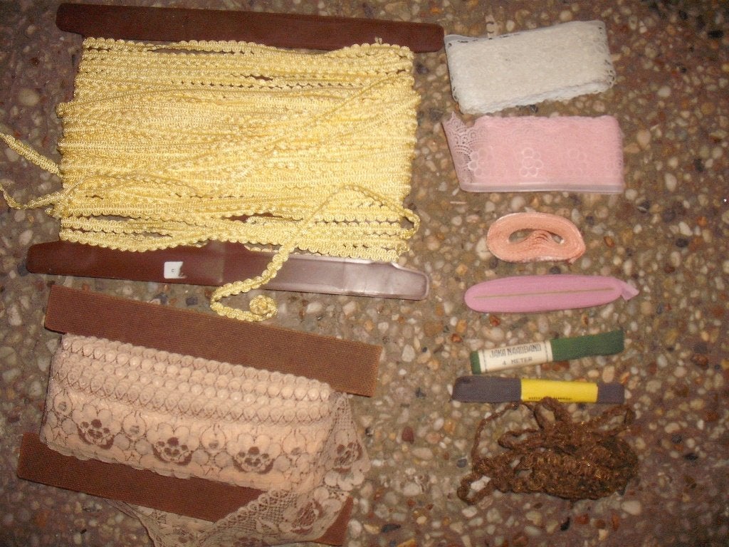 Bandjes kantjes biasband uit oma`s naaidoos, Ophalen, Nieuw, Lint, Band of Elastiek