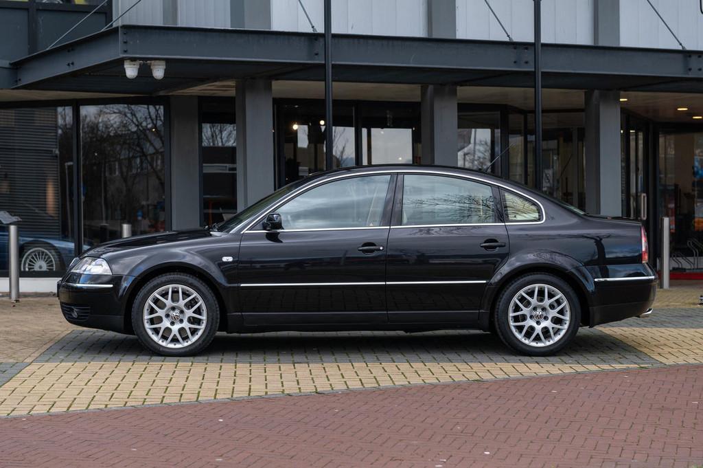 Volkswagen Passat 4.0 W8 4MOTION (bj 2003, automaat), Auto's, Gebruikt, 8 cilinders, Zwart, Bedrijf