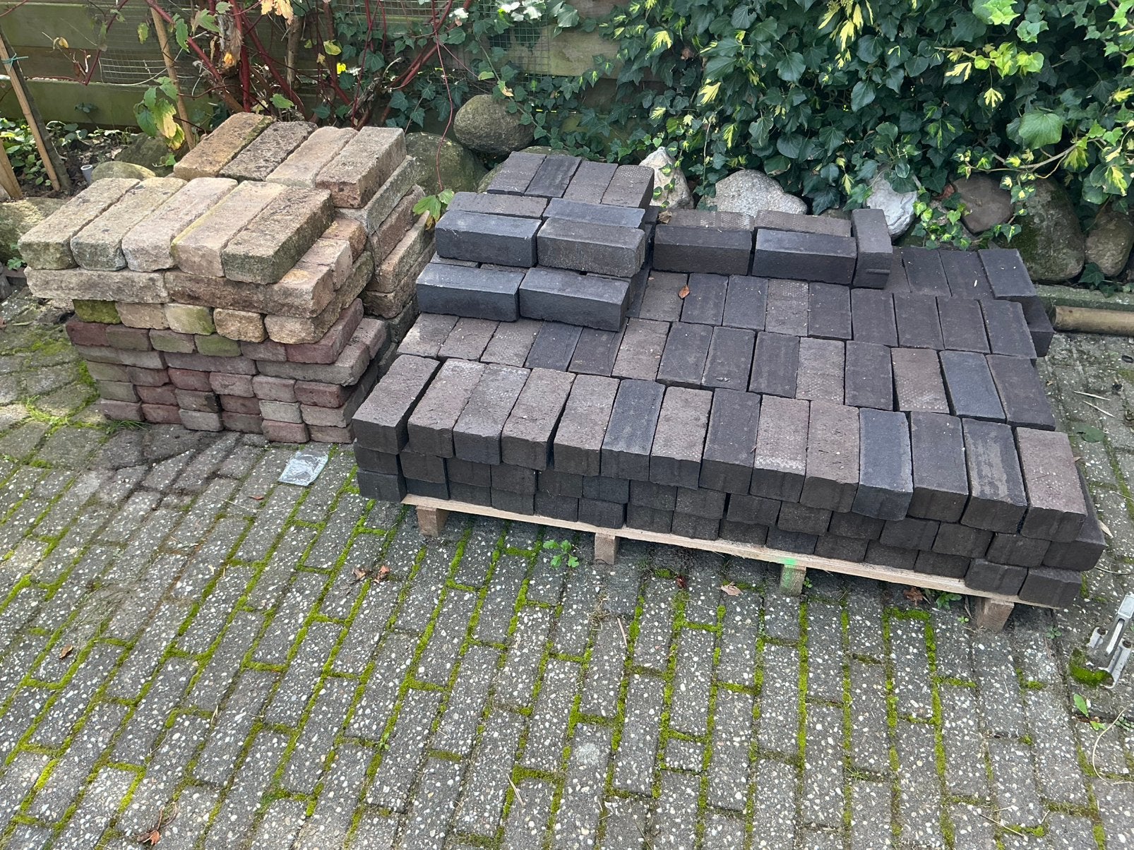 Nieuw (zwart) en oude klinkers, Tuin en Terras, Ophalen, Klinkers, Zo goed als nieuw, Minder dan 5 m²