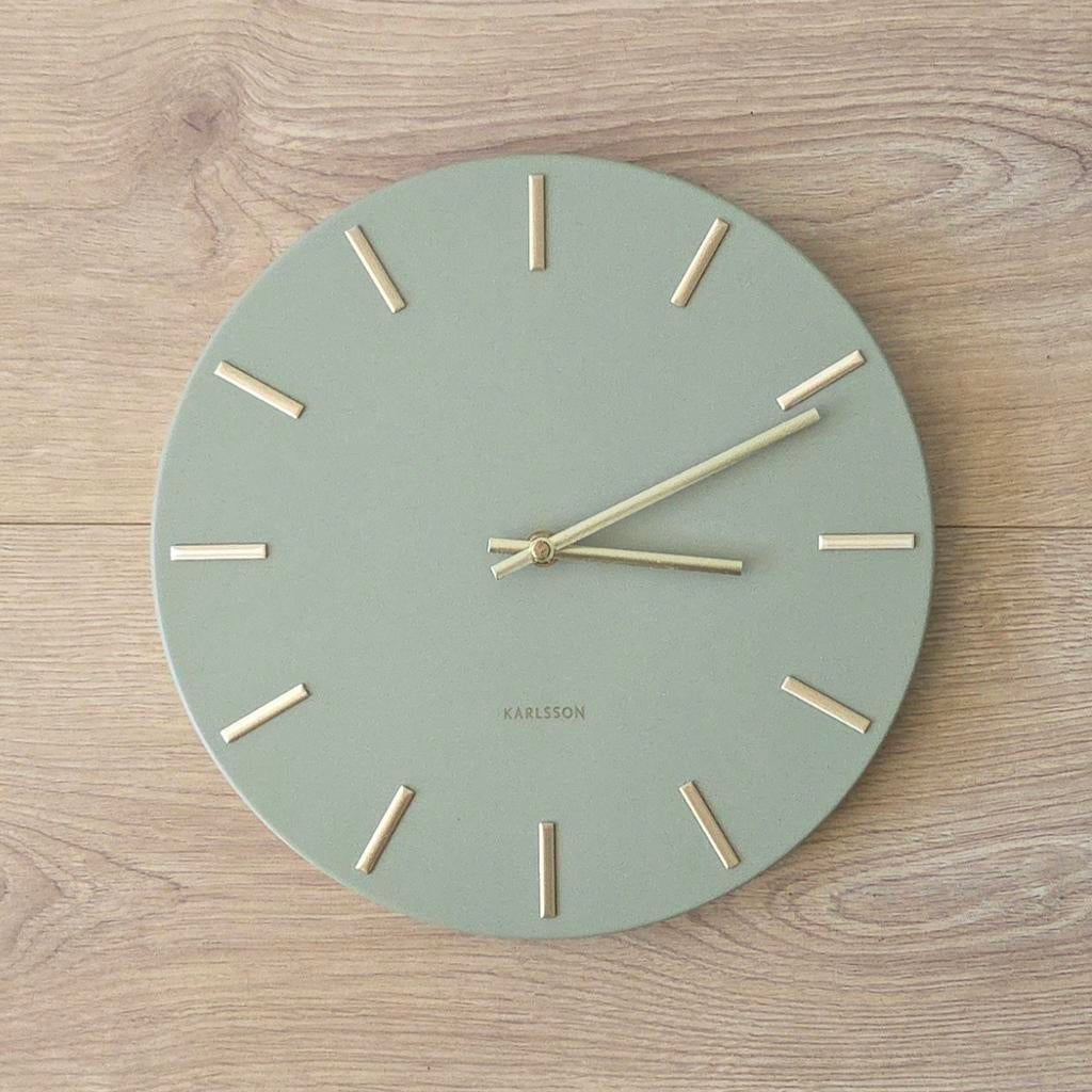 Karlsson groene klok met goud/messing 30cm, Huis en Inrichting, Ophalen of Verzenden, Zo goed als nieuw, Analoog, Wandklok