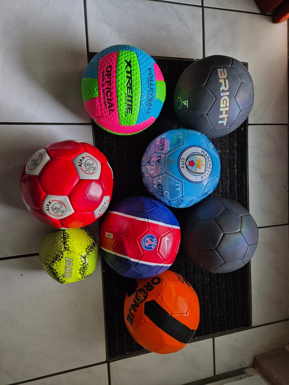 Diverse ballen: voetbal, volleyball - weinig gebruikt, Maat XL, Ophalen, Gebruikt, Bal