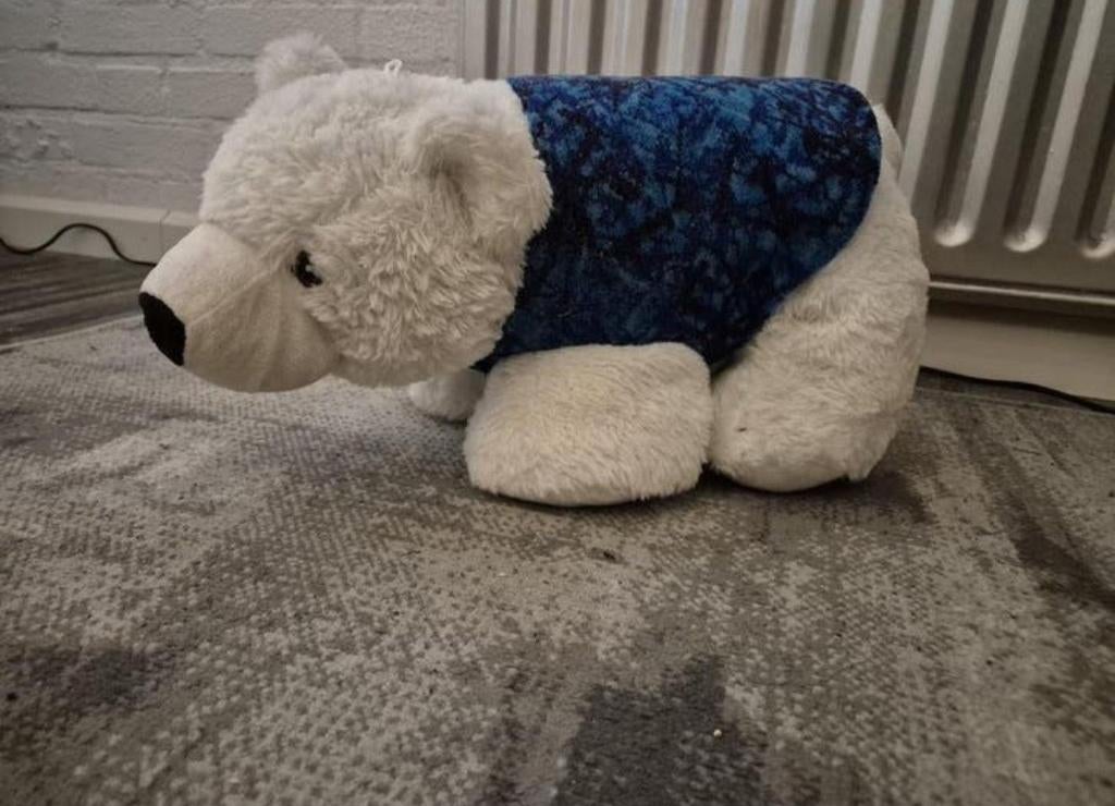 Ijsbeer knuffel met blauw pluche vest, Ophalen of Verzenden