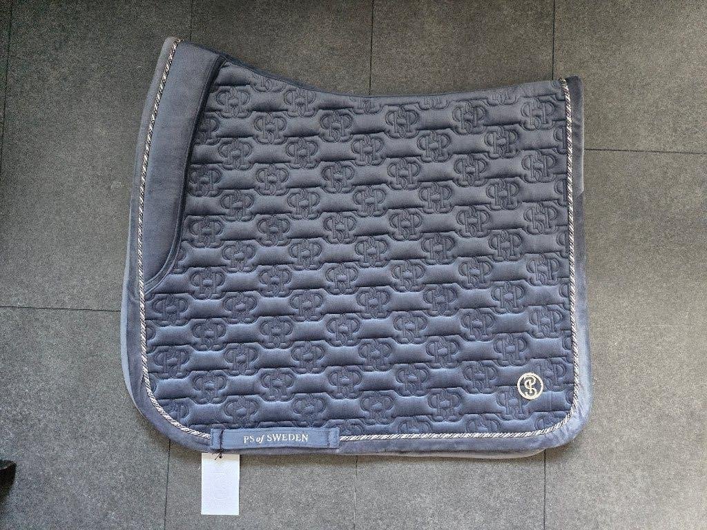 PS of Sweden Velvet Monogram Dressuurdekje Mystic Blue Full, Fluweel, Dressuurdekje, Nieuw, PS of Sweden