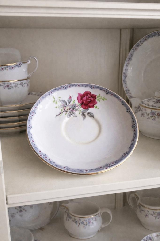 vintage porselein schotel red rose-royal york bone China, Ophalen of Verzenden