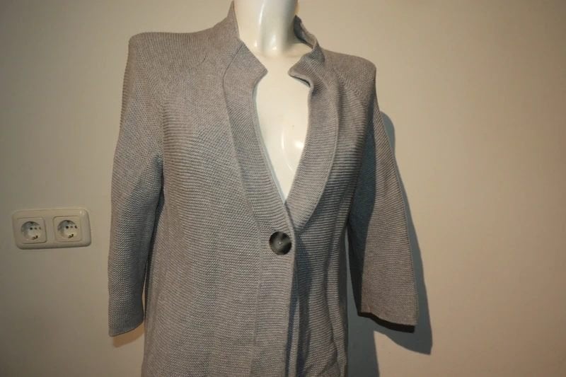 Repeat grijs gebreid vest een knoop mooie halslijn 36/38, Kleding | Dames, Truien en Vesten, Repeat, Verzenden, Zo goed als nieuw