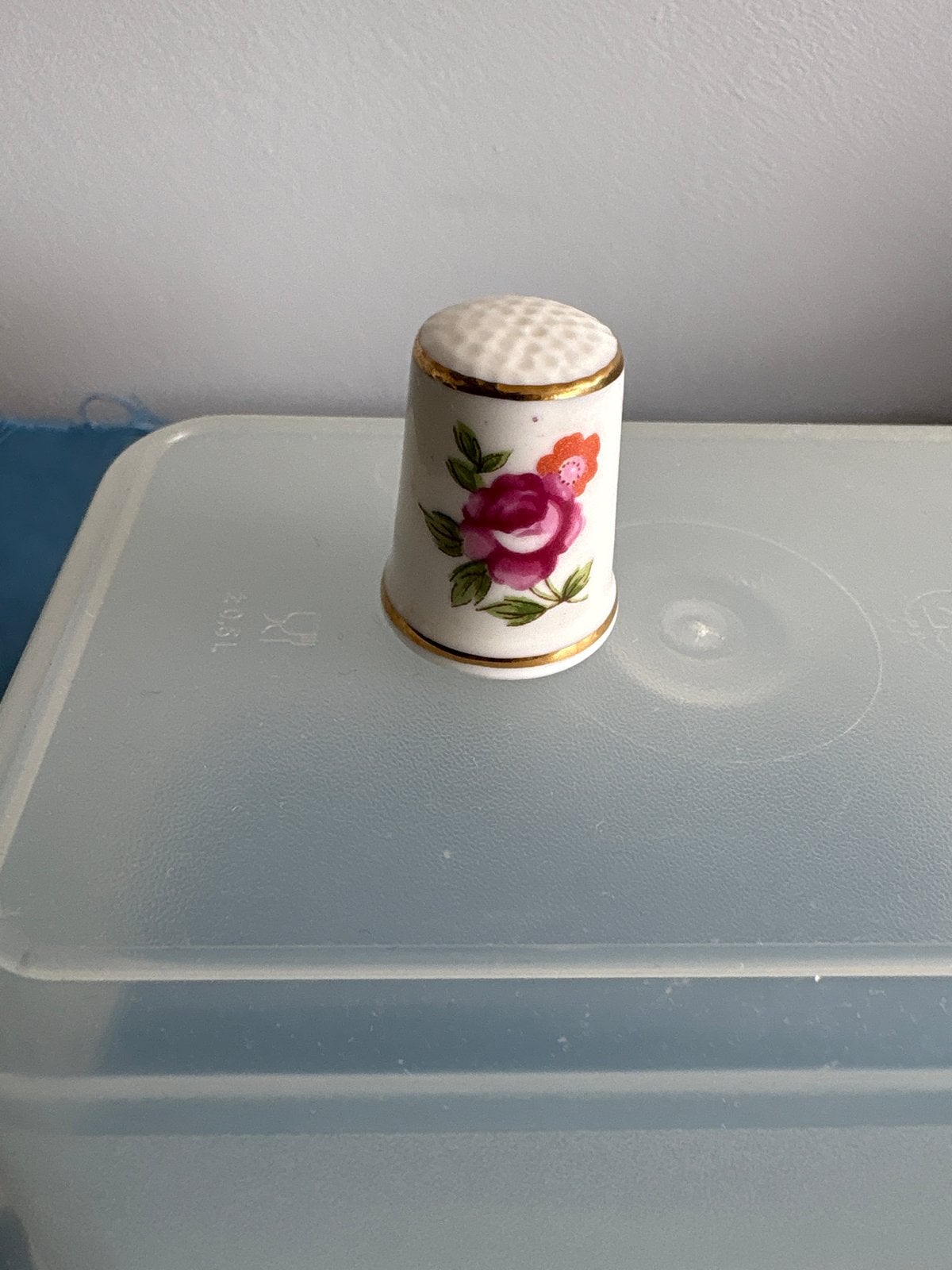 Antieke vingerhoedje van Bone China Japan met roos, Verzamelen, Ophalen of Verzenden, Zo goed als nieuw