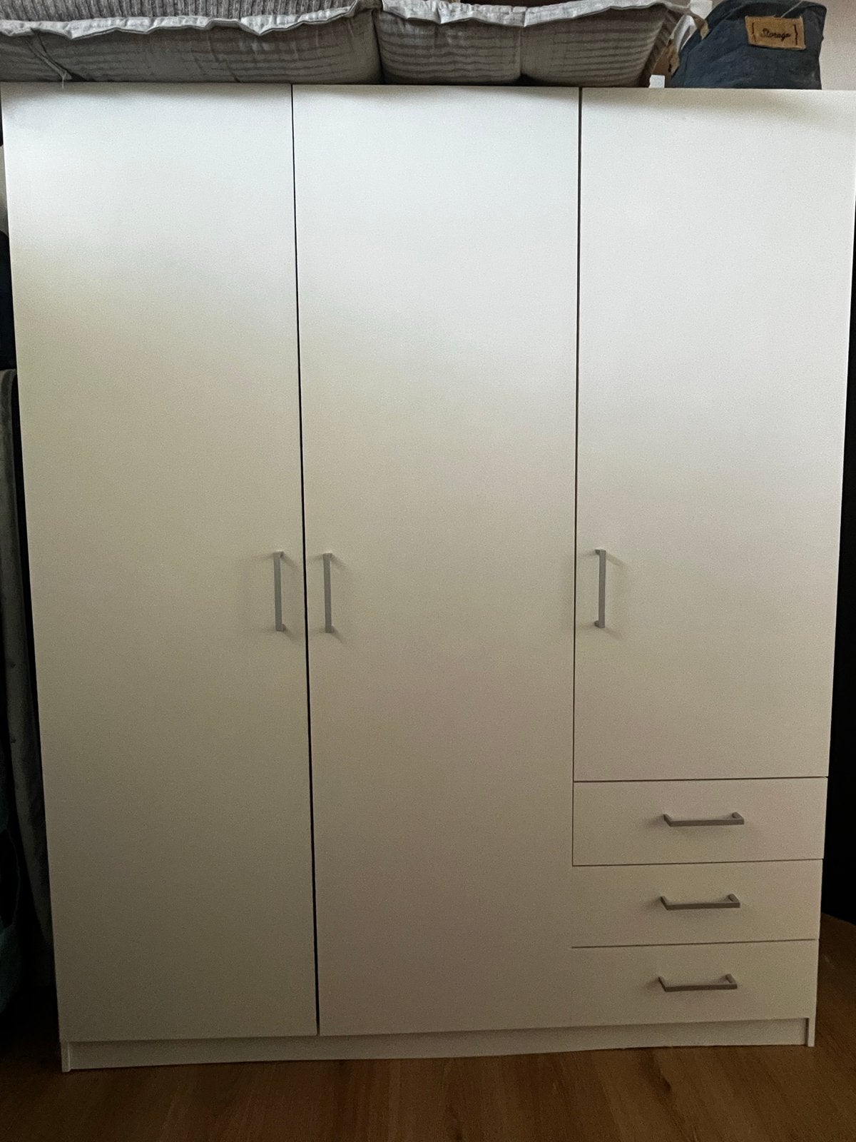 Witte JYSK kast met lades, schappen en hangruimte, 100 tot 150 cm, Zo goed als nieuw, Modern, 150 tot 200 cm