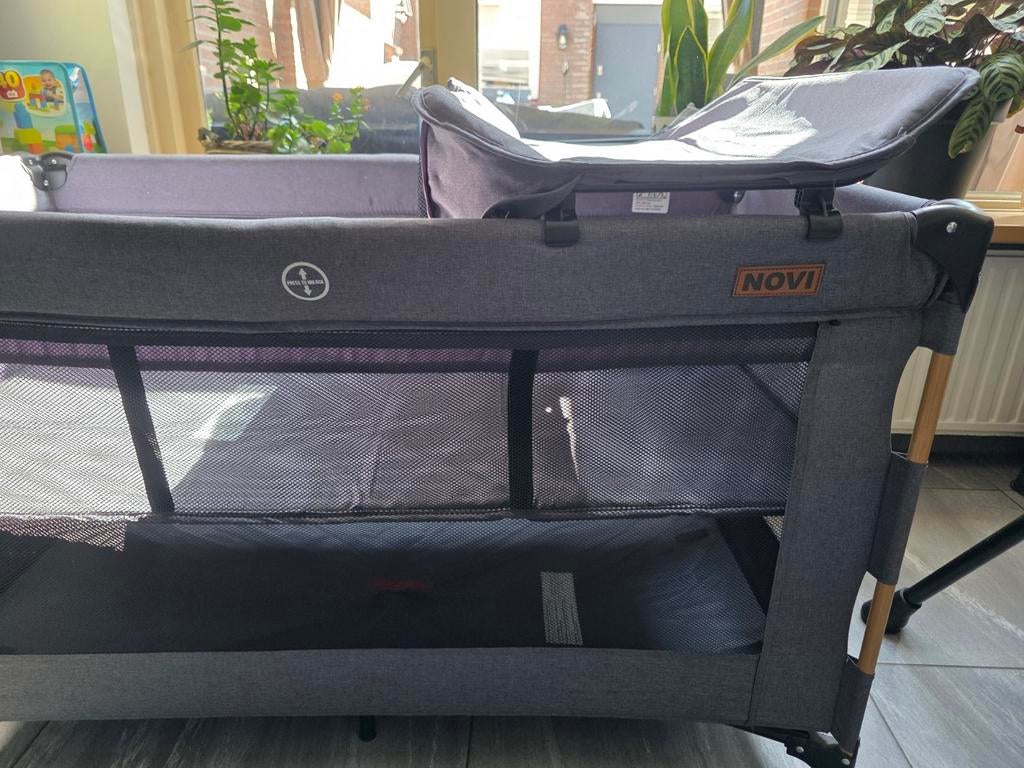Novi Nora Campingbed / Reisbedje met Verschoontafel, Kinderen en Baby's, Ophalen, Zo goed als nieuw, Reisbedje