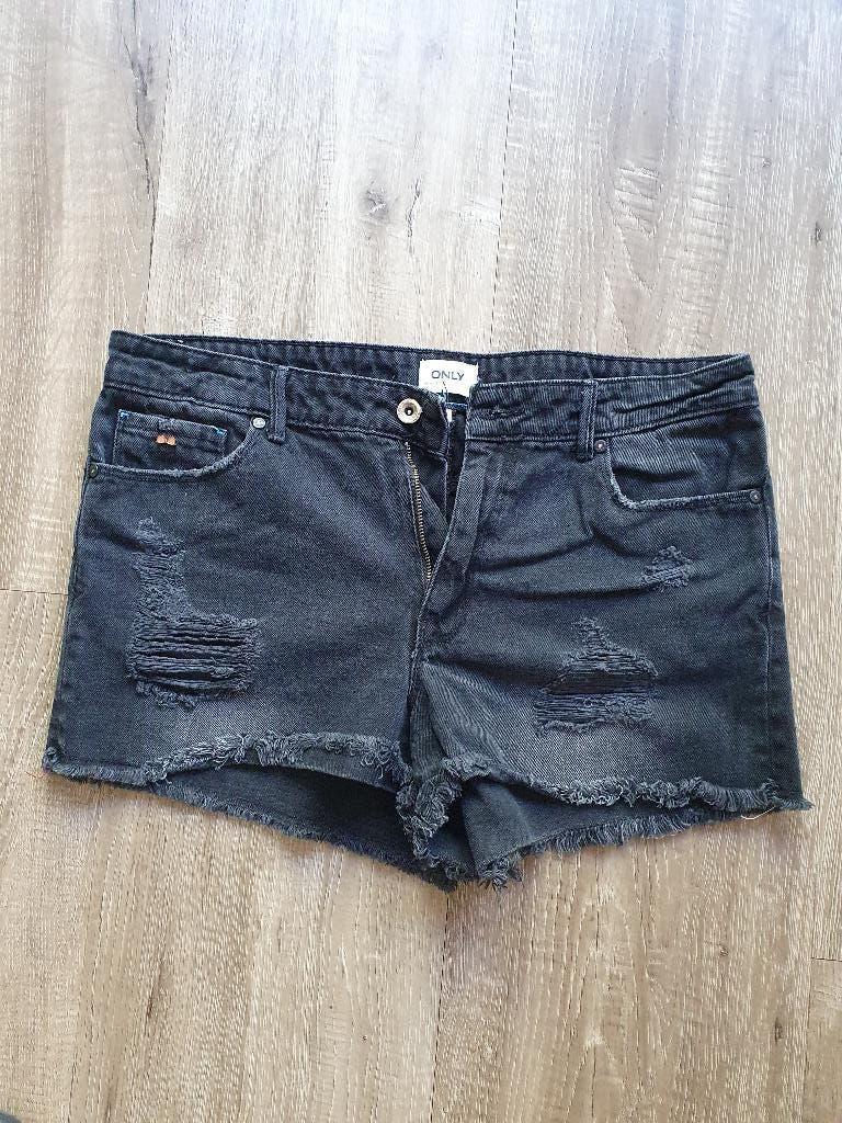 Spijkerbroek kort denim short zwart Only 30 bijna nieuw, Only, Zwart, Ophalen of Verzenden, Zo goed als nieuw