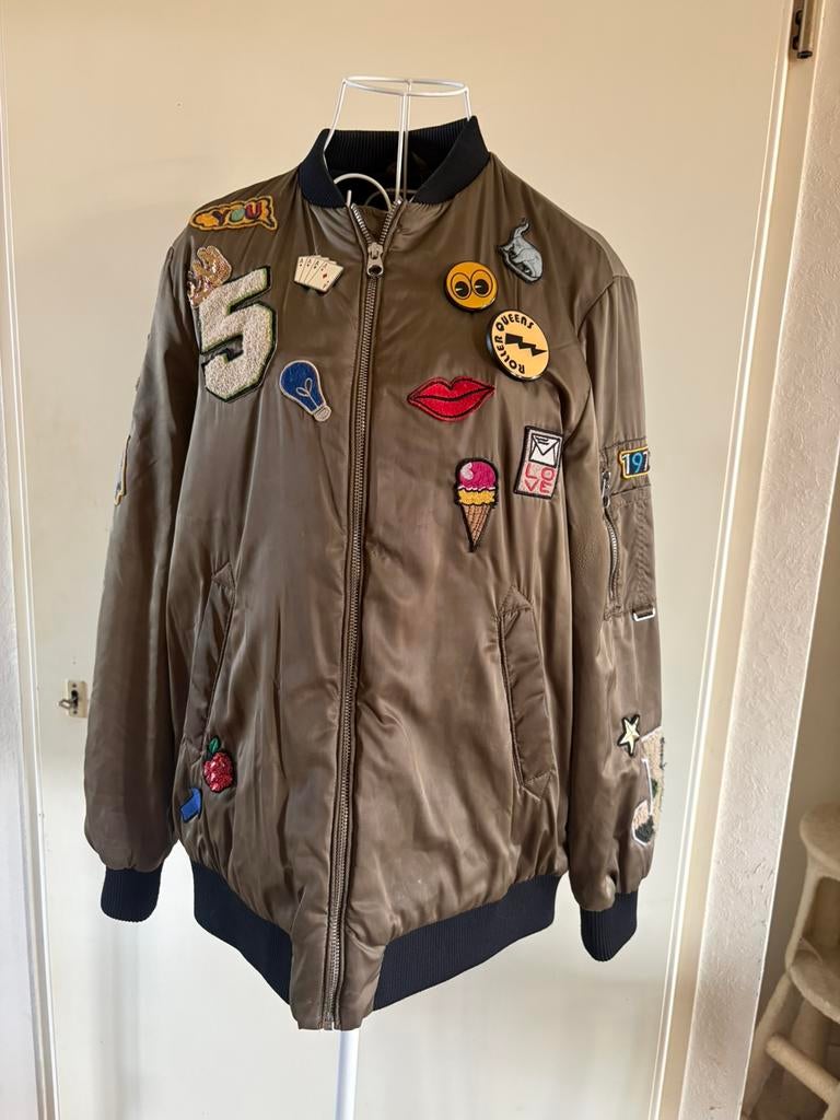 Stoer legergroen bomberjack met emblemen v Zara, Kleding | Dames, Jassen | Zomer, Zo goed als nieuw, Maat 36 (S), Groen, Ophalen of Verzenden
