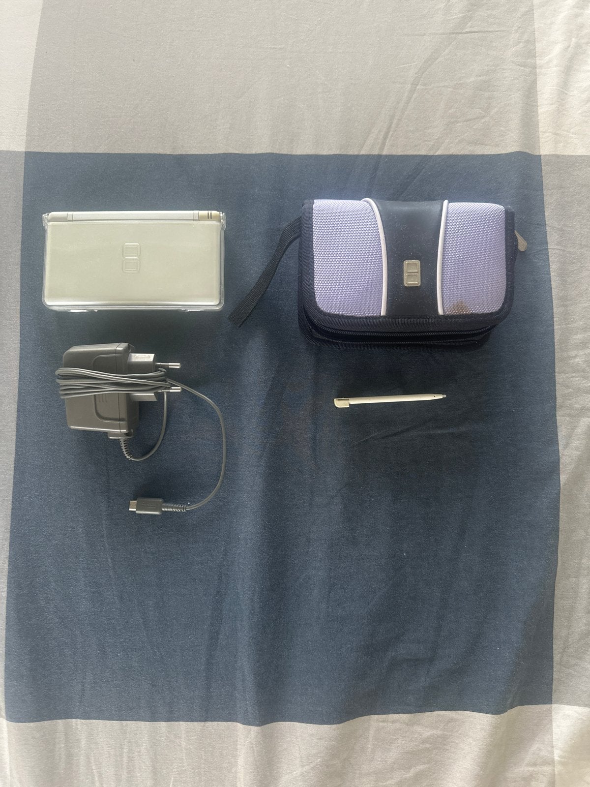 Nintendo DS Lite Inc oplader, draagtas en originele stylus, Spelcomputers en Games, Gebruikt, Wit, Ophalen of Verzenden, Met beschermhoes of tas