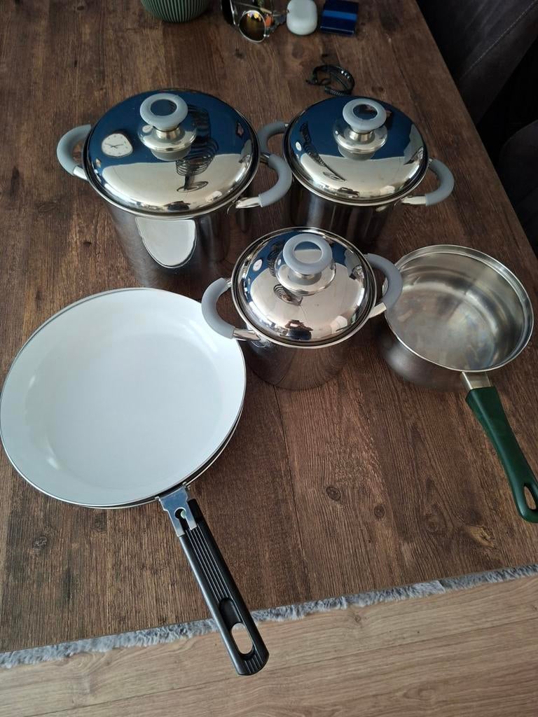Bo-Camp pannenset met koekenpan en steelpan, Ophalen of Verzenden, Zo goed als nieuw, Rvs, Pannenset