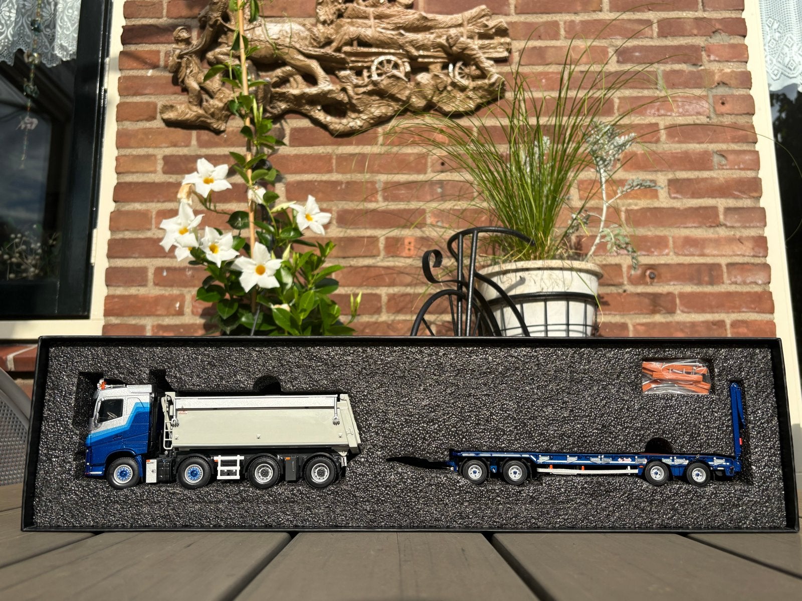 WSI Models Volvo FH04 Globetrotter 8x4 met kipper en dieplad, Hobby en Vrije tijd, Modelauto's | 1:50, Ophalen of Verzenden, Nieuw