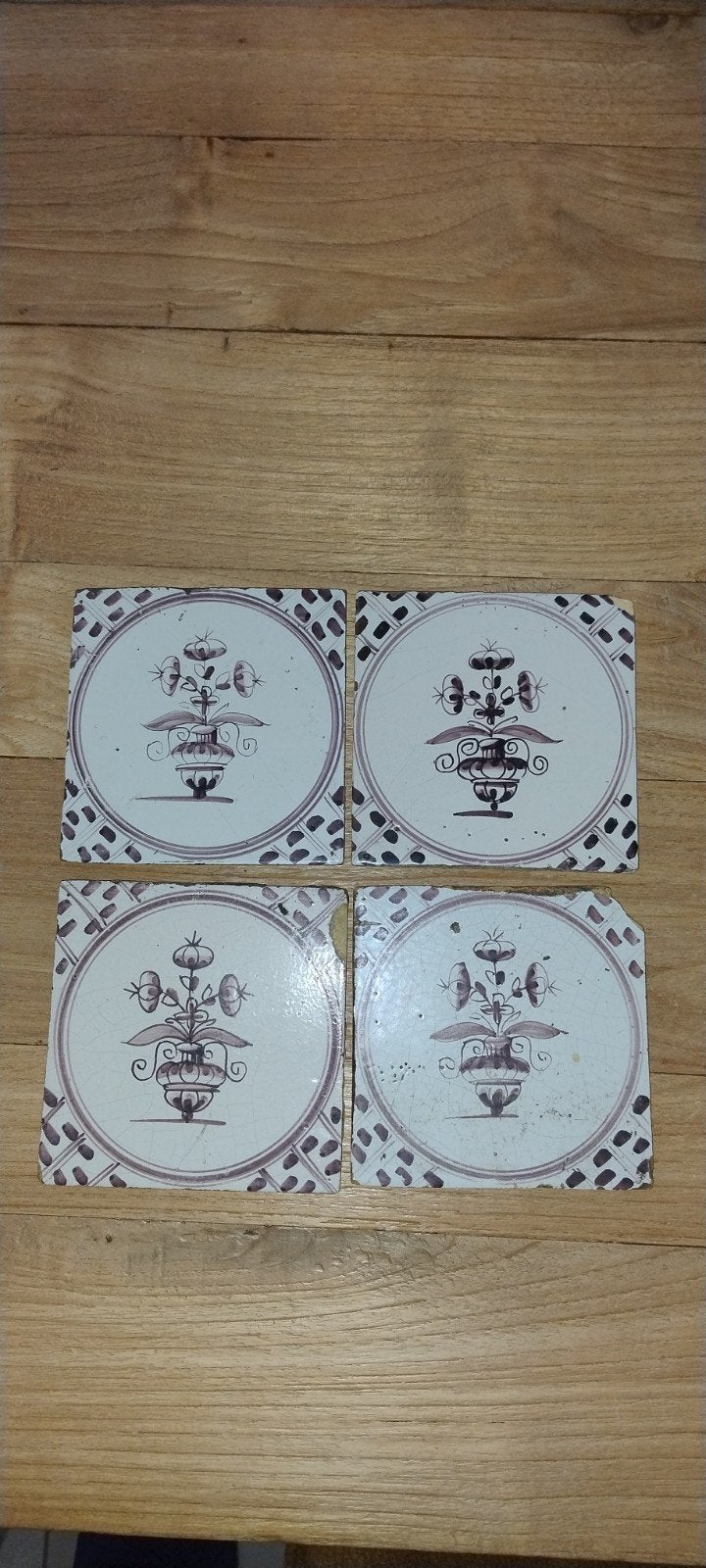 4 Antieke Friese Witjes Tegels met Bloemmotief (ERFENIS), Ophalen