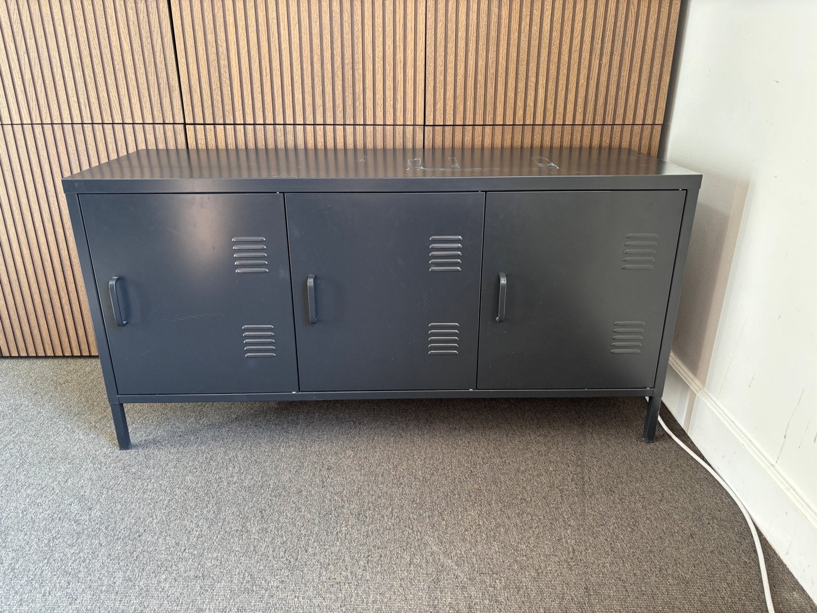 Metalen dressoir/tv-meubel met 3 deuren, donkergrijs, Ophalen, Gebruikt, 100 tot 150 cm, Minder dan 100 cm