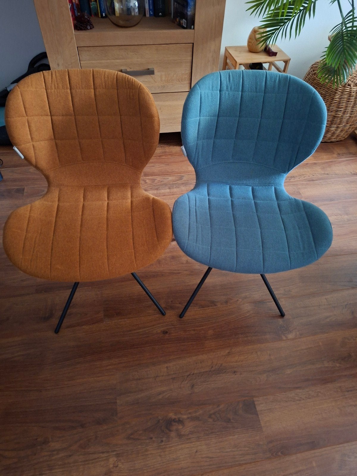 stoelen 2 oranje 2 blauwe stoelen. 1x . kleed  2 meter breed, Ophalen