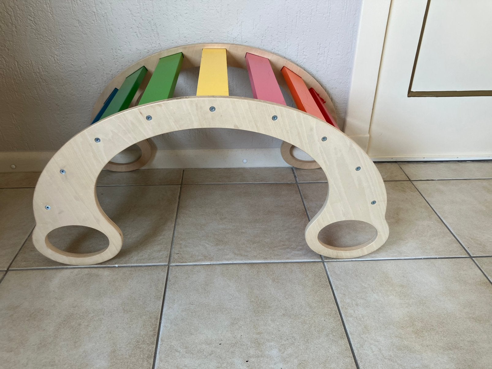 Klimboog / schommel in regenboog kleuren, Ophalen, Gebruikt, Rij- of Hobbelspeelgoed