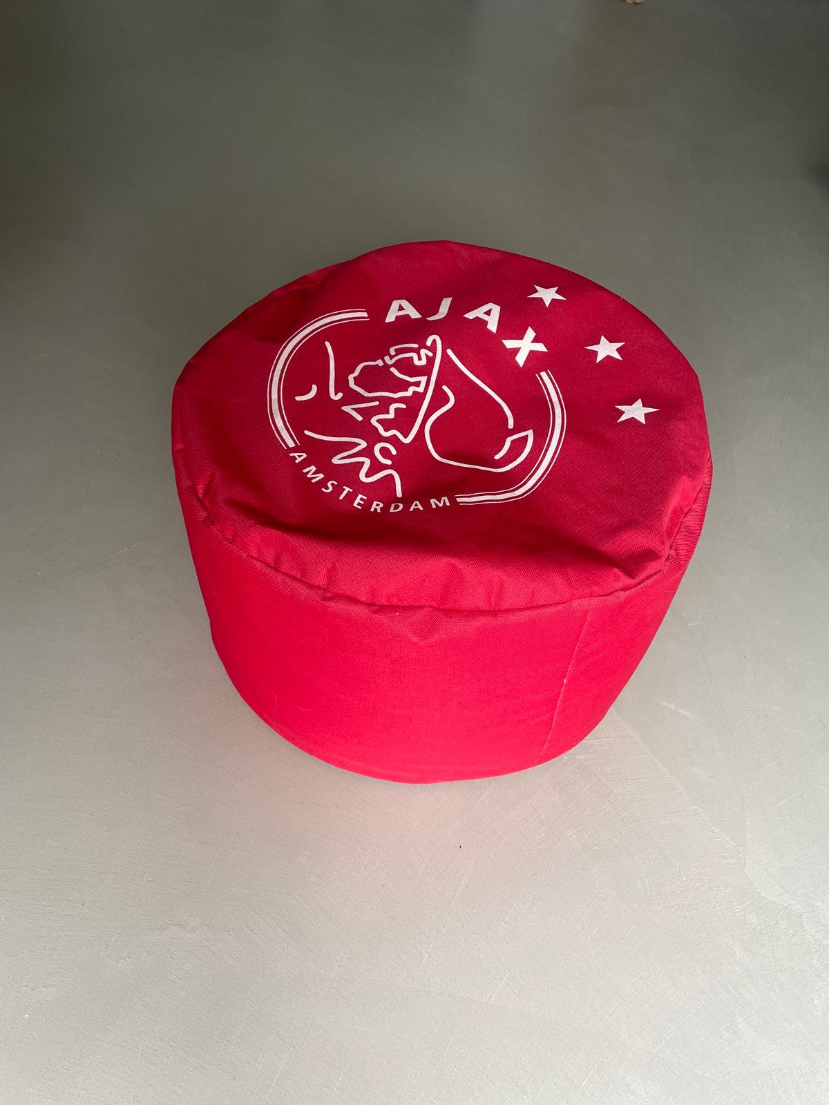 Ajax poef - Rood met clublogo, Minder dan 50 cm, Gebruikt, Rond, Ophalen of Verzenden
