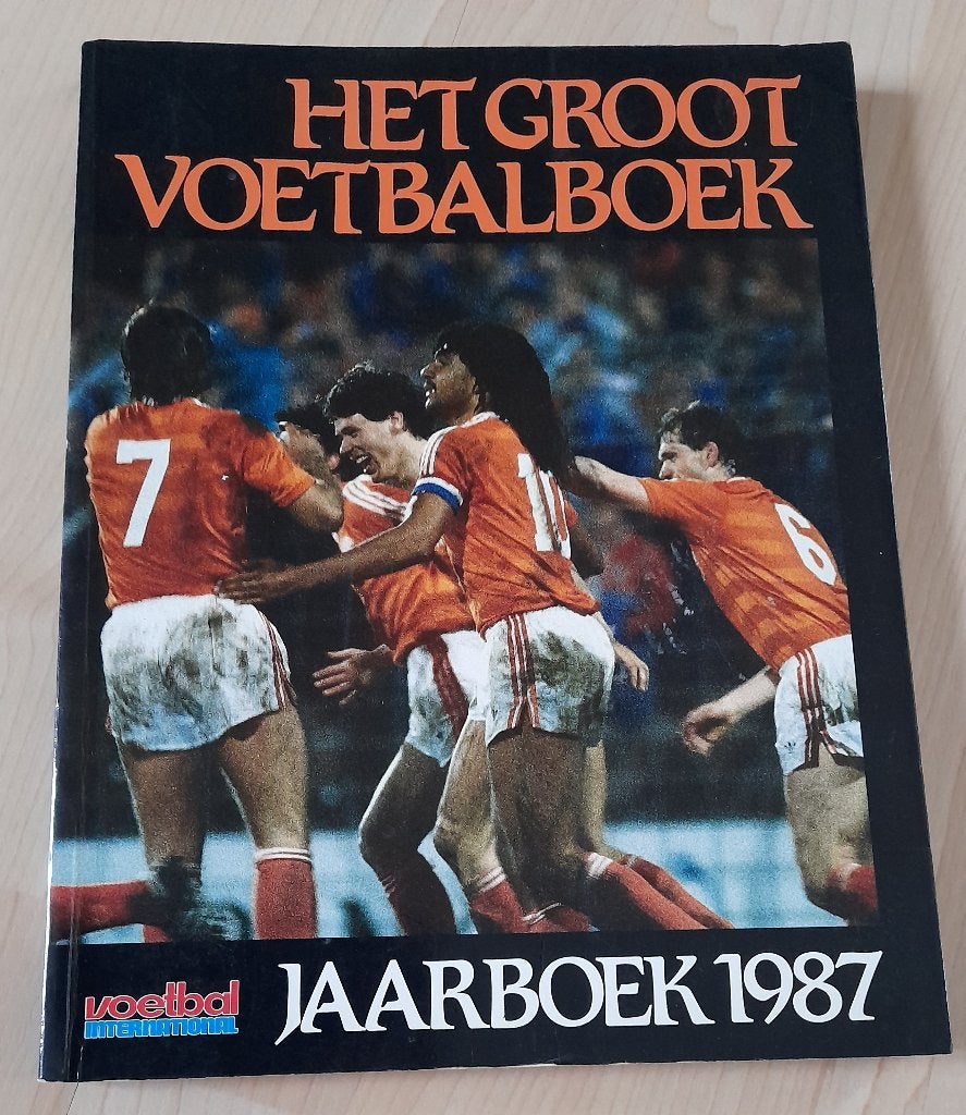 HET GROOT VOETBALBOEK JAARBOEK 1987, Ophalen of Verzenden, Gelezen