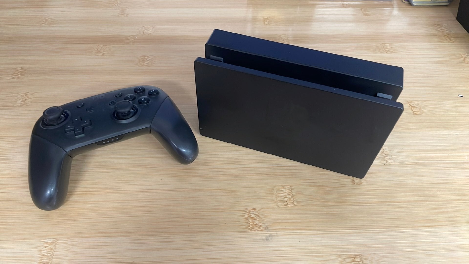 Nintendo switch pro controller + nintendo switch dock, Ophalen of Verzenden, Zo goed als nieuw, Met 1 controller, Switch Original
