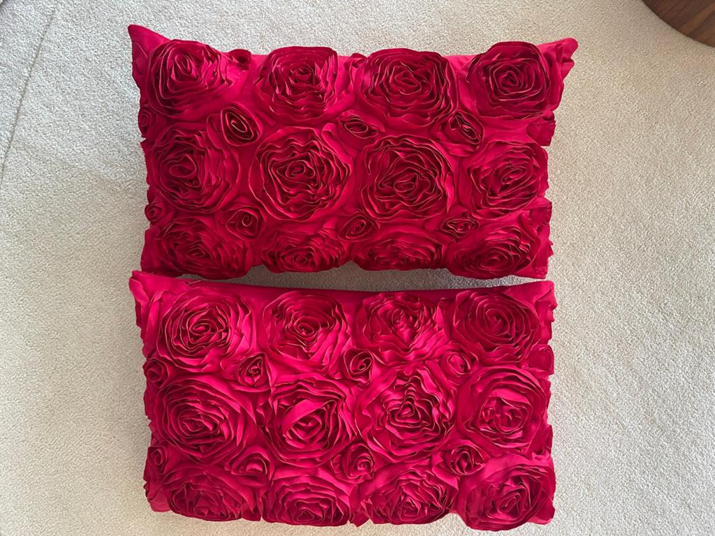 2 rozenkussens fuchsia h&m nieuw incl binnenkussens, Ophalen of Verzenden, Nieuw, Rechthoekig