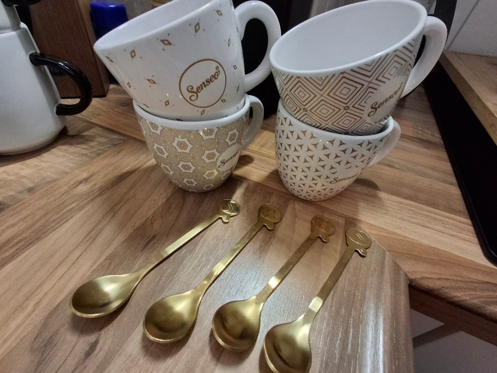 Set van 4 Senseo mokken met gouden lepeltjes, Overige merken, Keramiek, Zo goed als nieuw, Overige stijlen