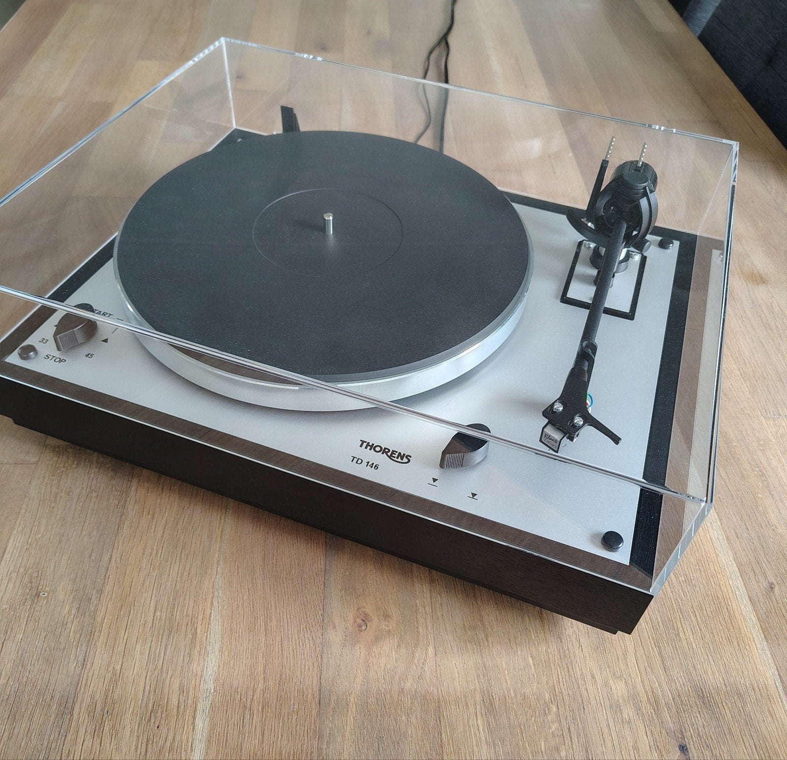 Thorens TD146 Platenspeler in Nieuwstaat, Audio, Tv en Foto, Platenspelers, Ophalen of Verzenden, Zo goed als nieuw, Platenspeler