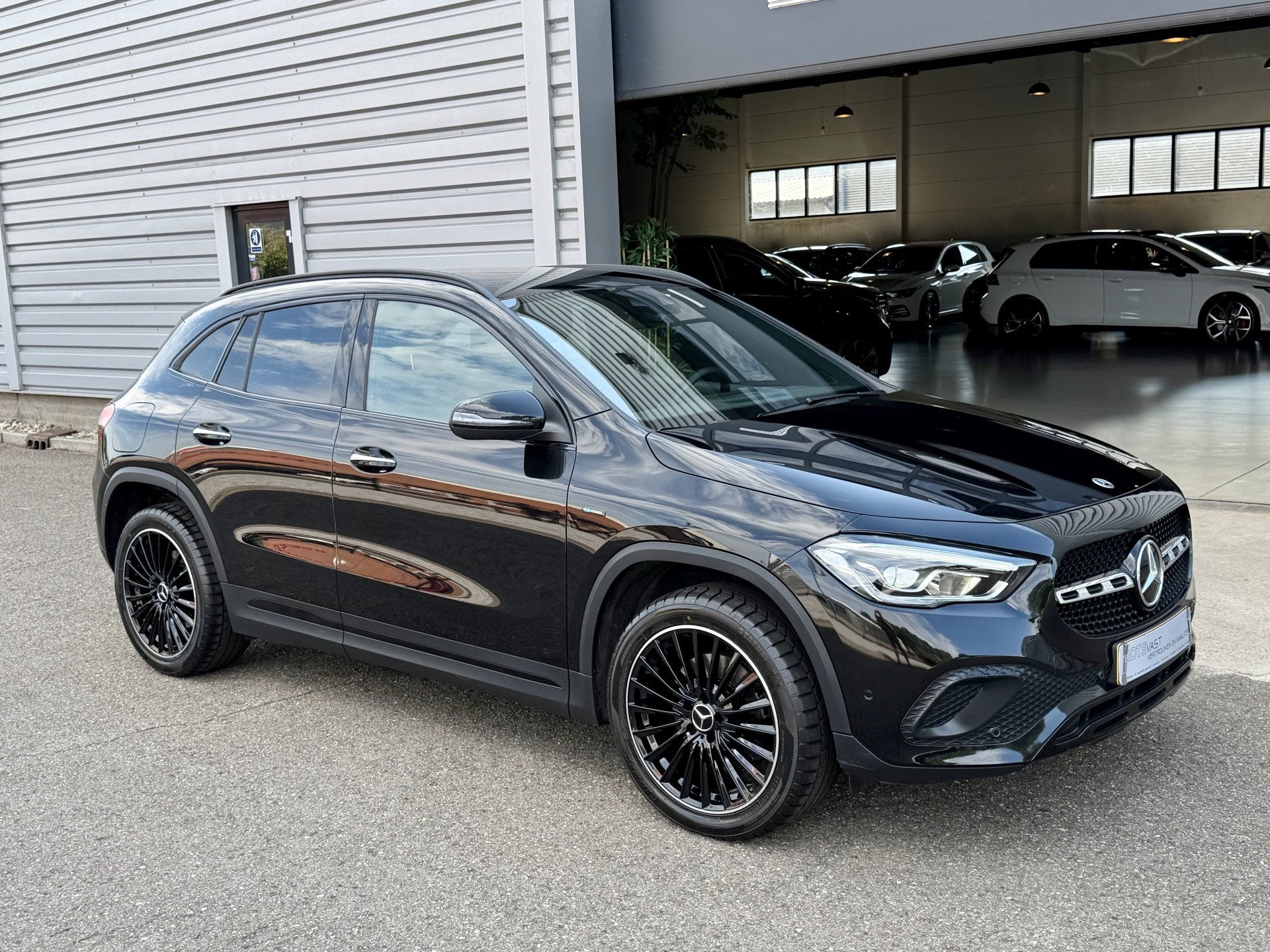Mercedes-Benz GLA 250e Luxury LED|Camera|Sfeer|Leer Zwart, Gebruikt, Met garantie (alle), Leder en Stof, Zwart