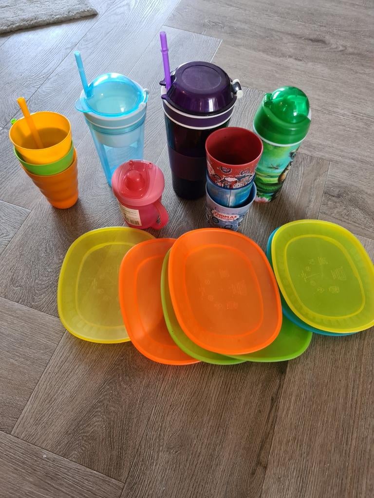 Plastic bekers en borden, bekers met met bakje, Huis en Inrichting, Ophalen of Verzenden, Overige typen