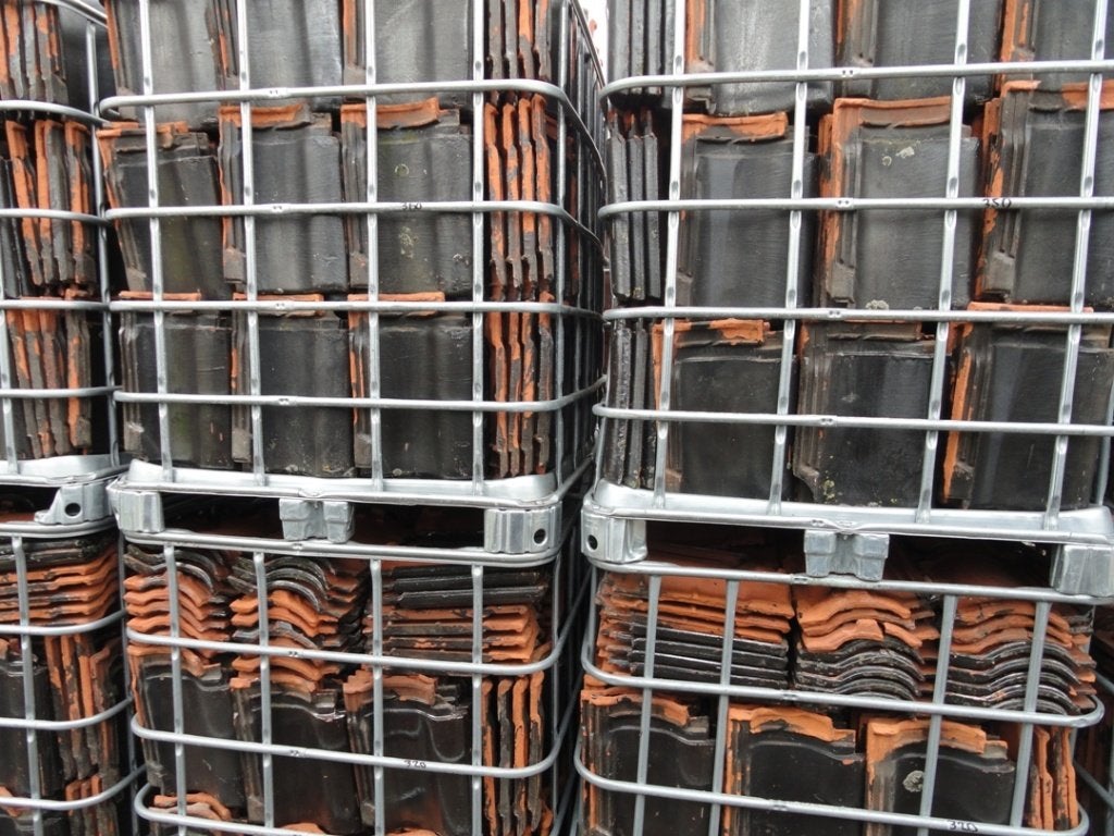 5000 stuks Romeinse dakpannen zwart, geëngobeerd & rood., Ophalen, Overige materialen, Gebruikt, Tegelen