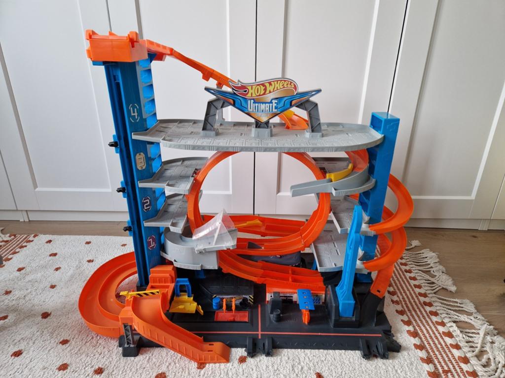Hot Wheels Ultimate parkeergarage met looping ( Haai ), Kinderen en Baby's, Speelgoed | Racebanen, Zo goed als nieuw, Handmatig