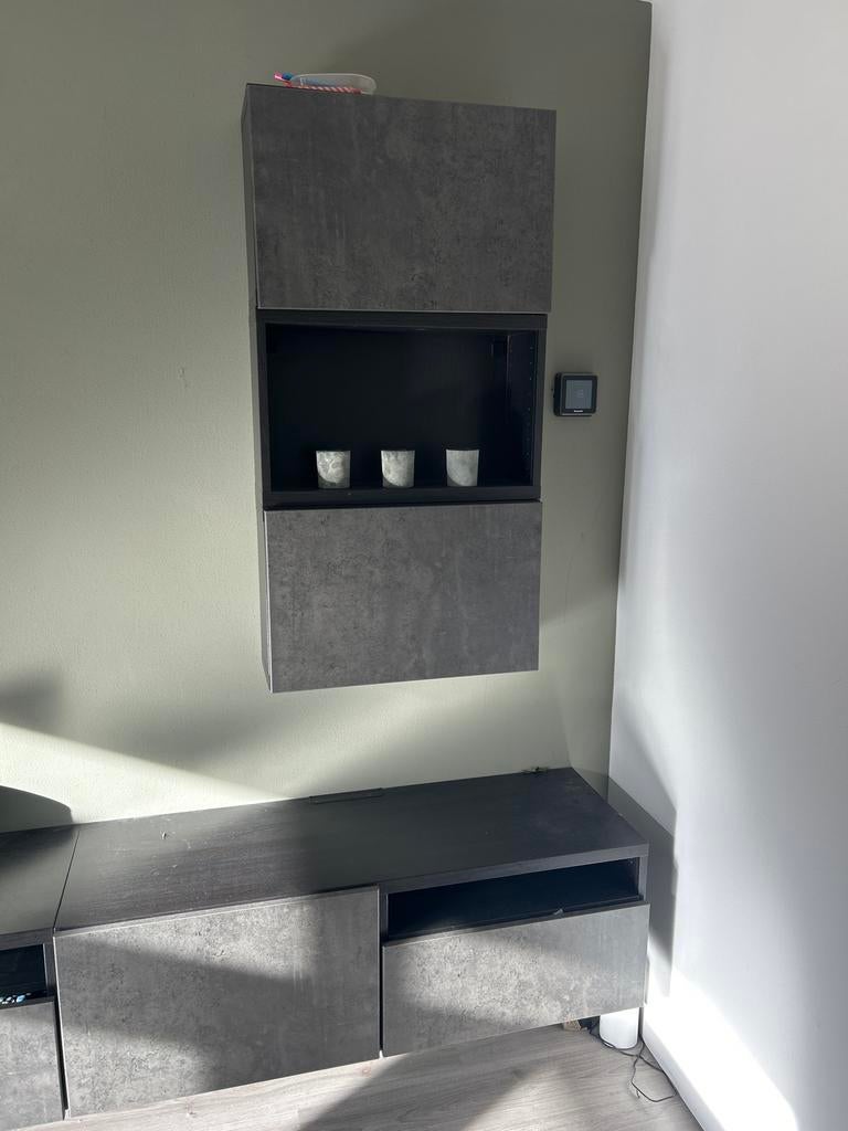Grijze wandkast met open vak en deuren, Huis en Inrichting, Kasten | Dressoirs, Ophalen, Overige materialen, Gebruikt, 50 tot 100 cm