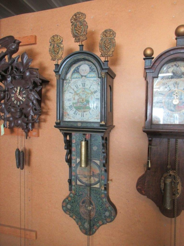 Oer 11320 ANTIEK beschilderde staartklok met maan aanduiding, Ophalen