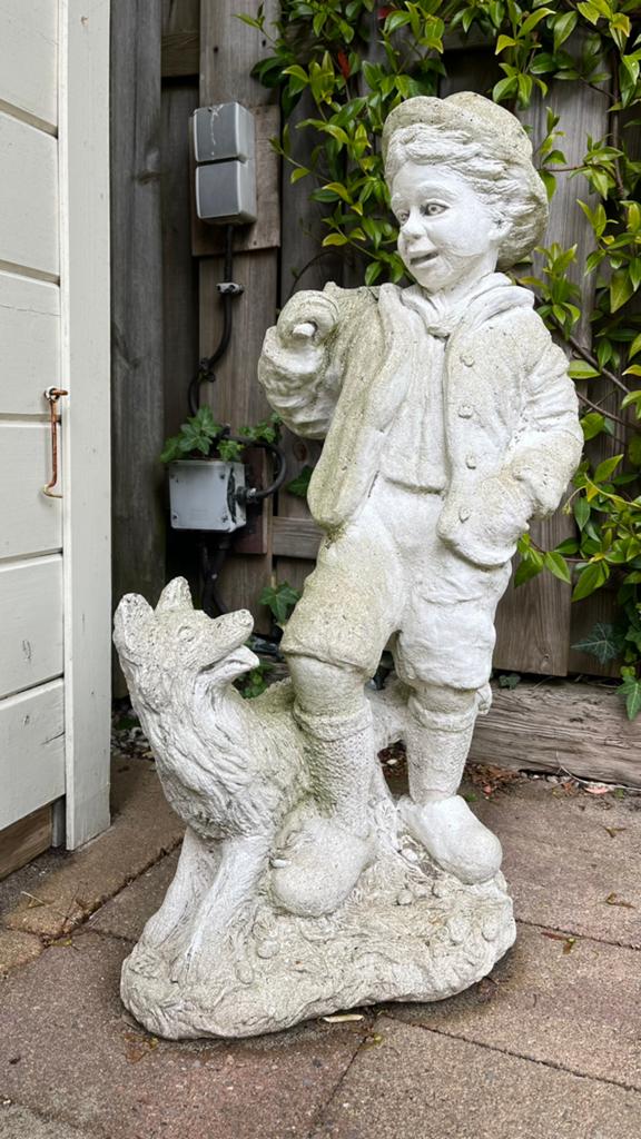 Vintage stenen beeld jongen met hond, Ophalen, Gebruikt, Steen, Mensenbeeld