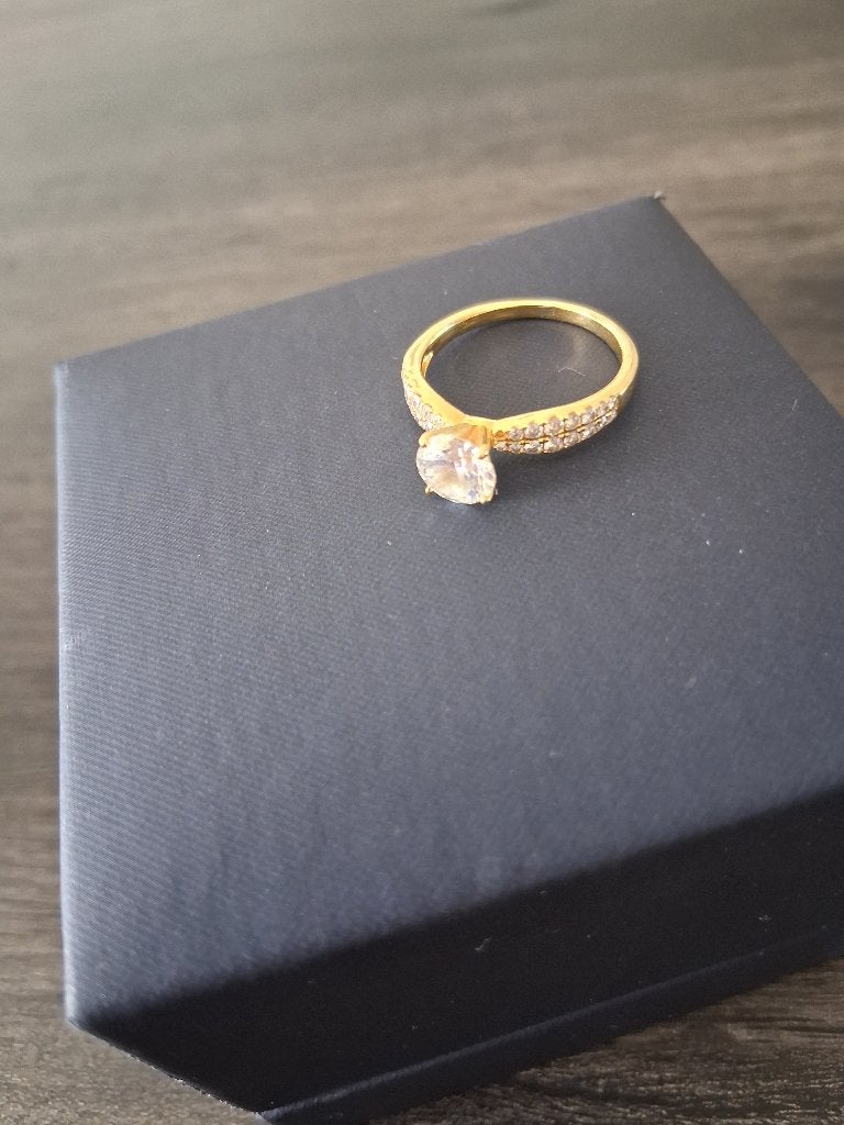 18karaat gouden damesring met diamanten, Sieraden, Tassen en Uiterlijk, Ringen, Ophalen of Verzenden, Zo goed als nieuw, 17 tot 18