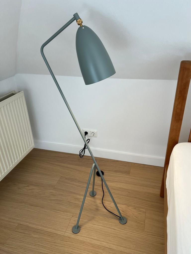 Gubi Grasshopper Vloerlamp Dusty Blue ongebruikt/nieuw, Ophalen, 100 tot 150 cm, Modern classic, Nieuw
