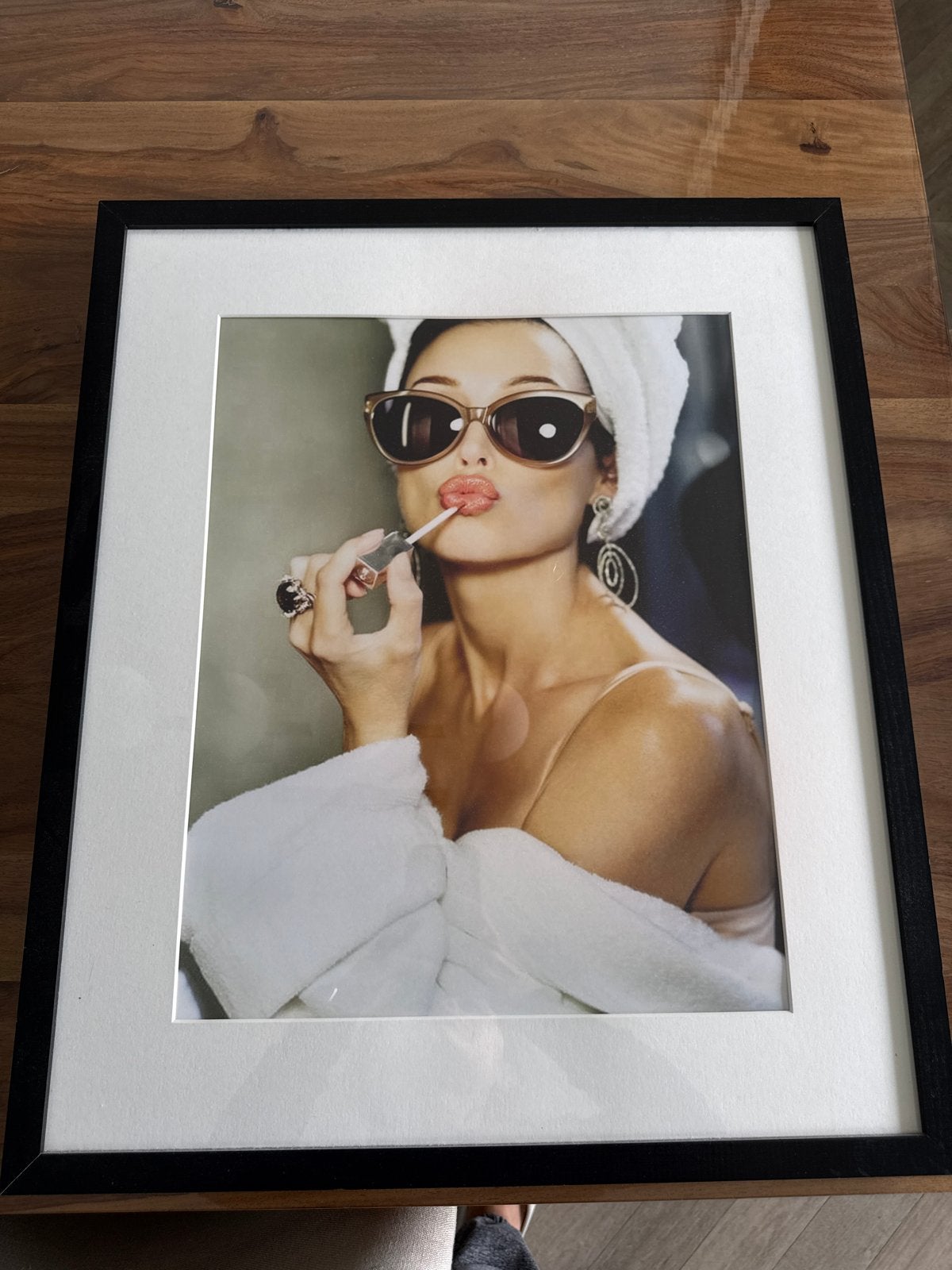 Stijlvolle Fotoprint: Vrouw met Zonnebril en Lippenstift, Antiek en Kunst, Ophalen, Foto, Fotografie, Achter glas
