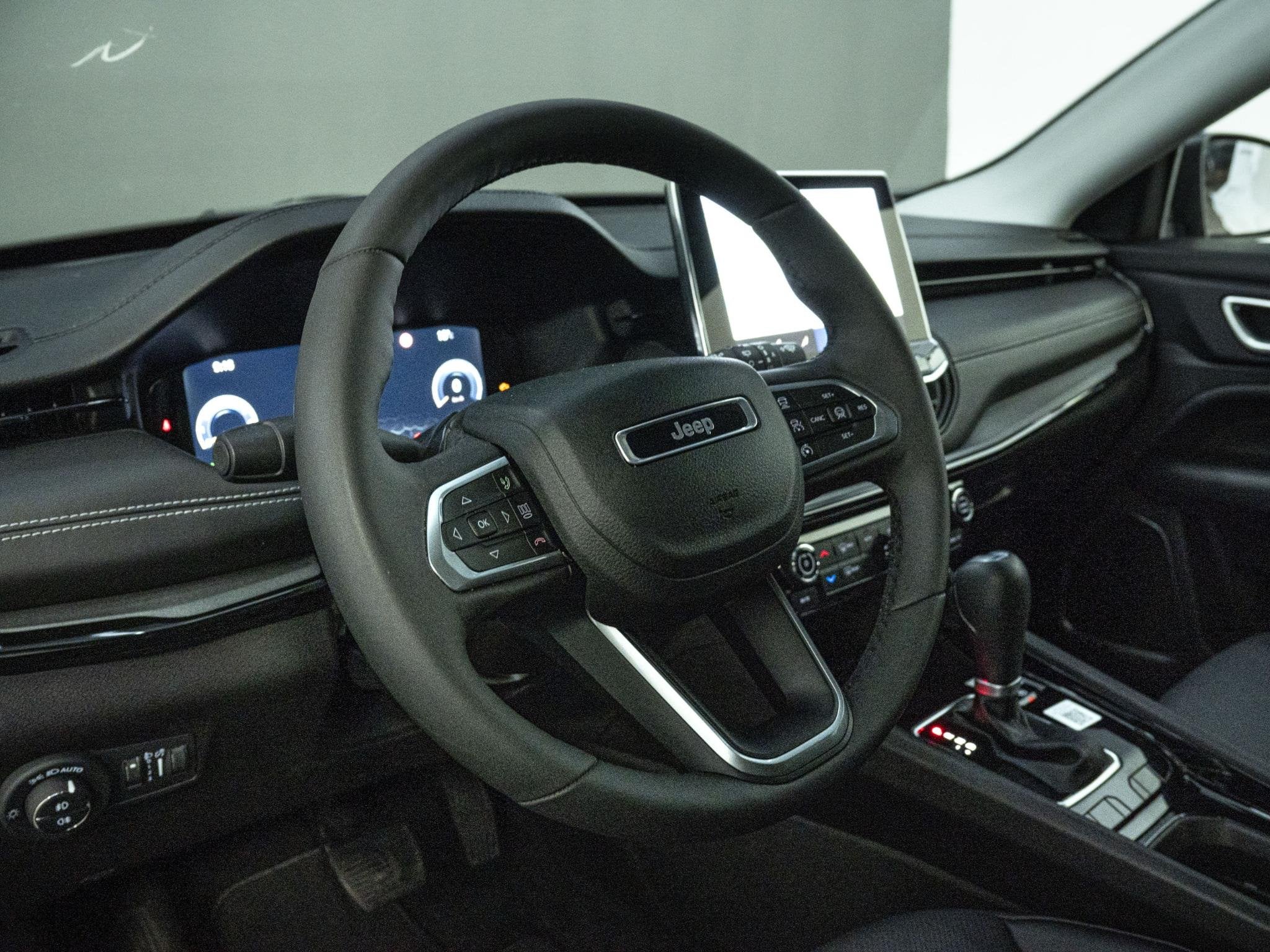 Jeep Compass 1.5T e-Hybrid Night Eagle | Geventileerde voors, Auto's, Gebruikt, 4 cilinders, Leder en Stof, Zwart