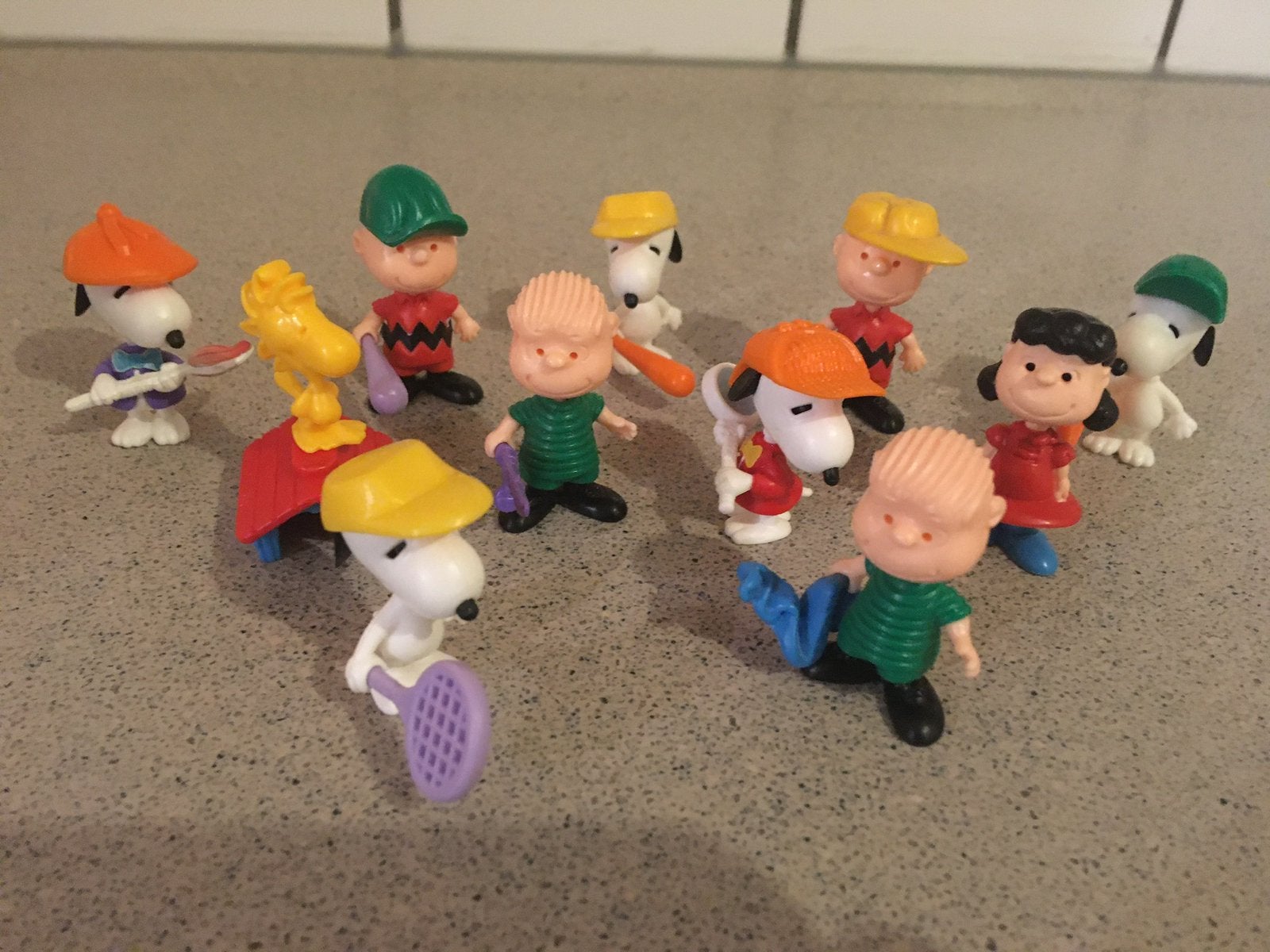 11 Snoopy Peanuts verrassingsei poppetje ei speeltje 1992, Ophalen of Verzenden, Snoopy, Zo goed als nieuw, Beeldje of Figuurtje