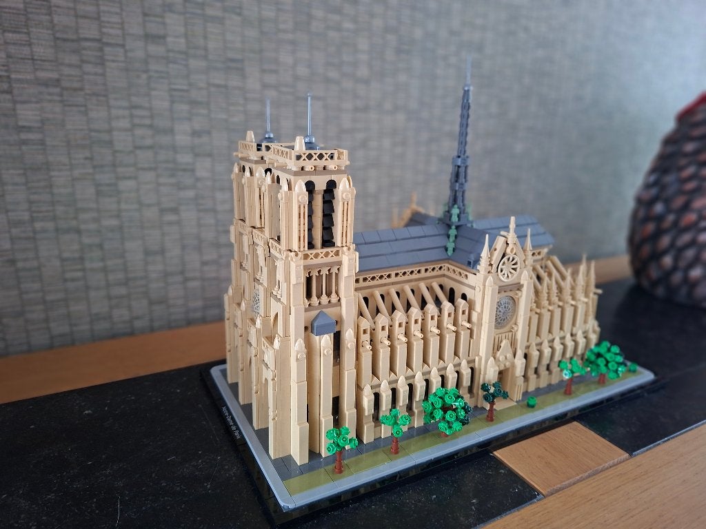 LEGO Architecture Notre-Dame de Paris (21061) compleet, Ophalen, Zo goed als nieuw, 1:50 of kleiner, Diorama