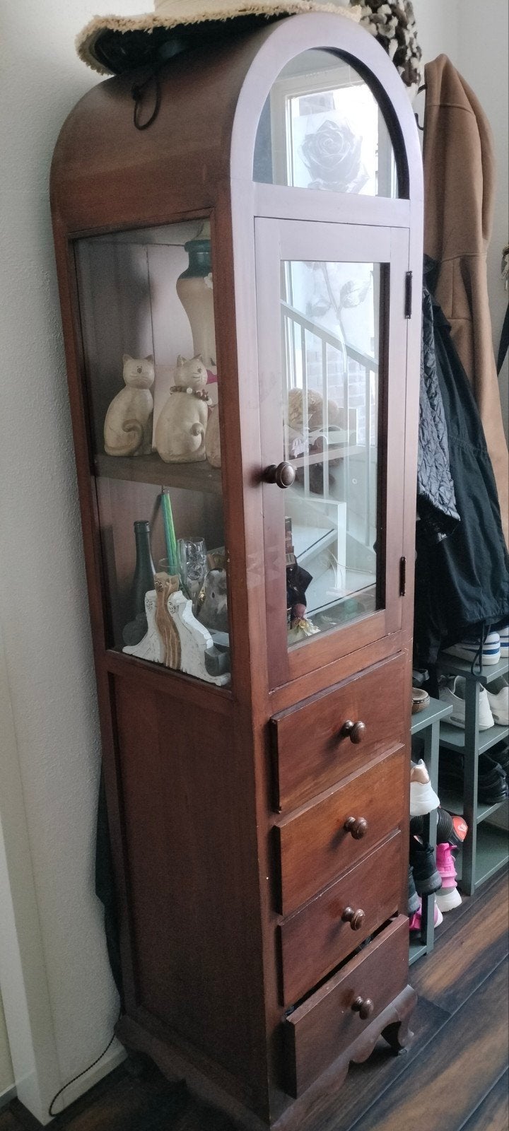 Vintage houten vitrinekast met lades en glazen deur, Antiek en Kunst, Ophalen