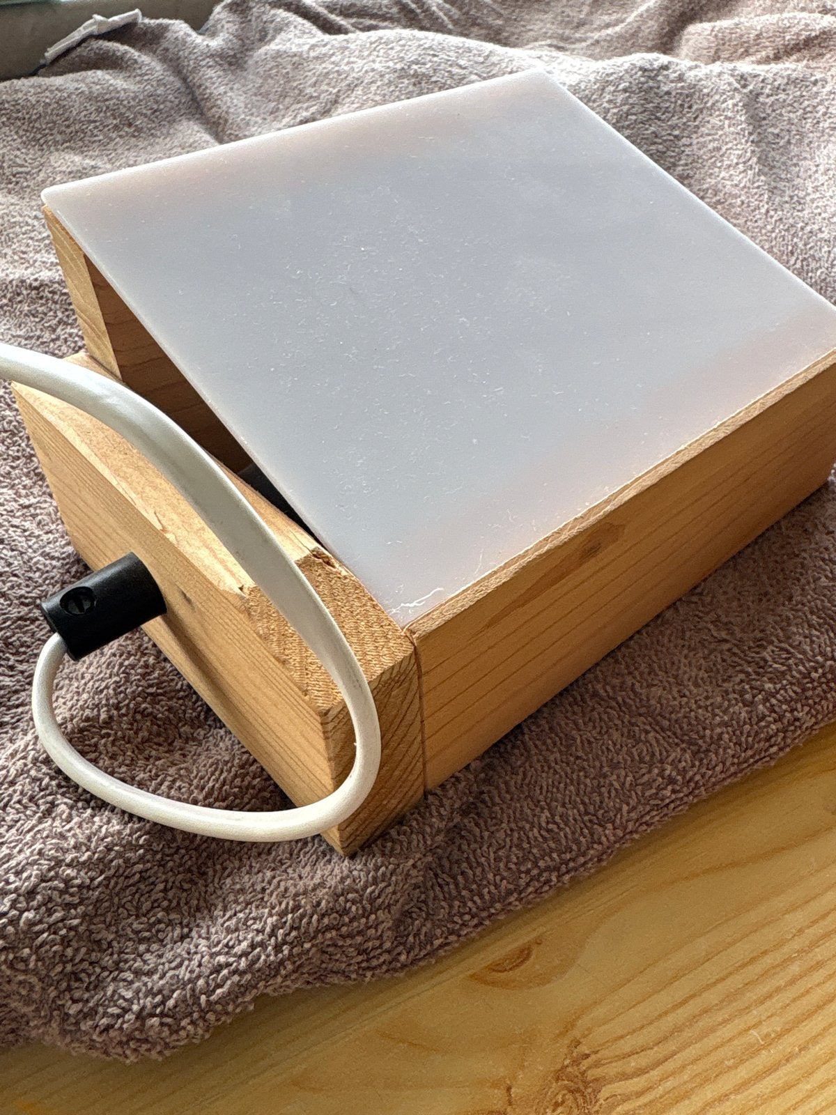 Houten standaard met lichtpaneel, Hout, Ophalen of Verzenden, Zo goed als nieuw, Modern