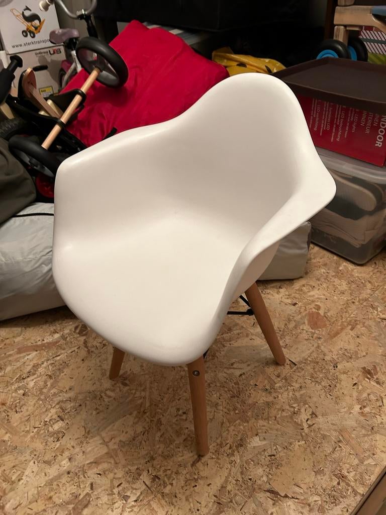 Witte kinderstoel met houten poten - Modern design, Huis en Inrichting, Stoelen, Gebruikt, Eén, Hout, Wit, Ophalen