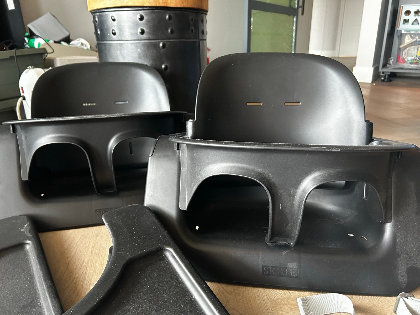 2x Stokke Steps Opzetstoel Zwart met Tafel en Riemen, Ophalen, Gebruikt, Meegroeistoel, Afneembaar eetblad