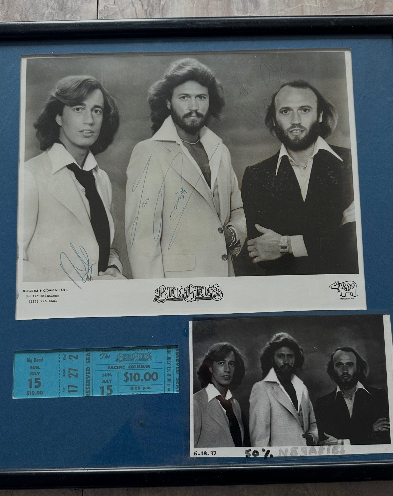 Gesigneerde Bee Gees foto met concertkaartje, Ophalen, Gebruikt, Foto of Kaart, Gesigneerd